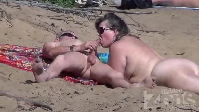 Fellation sur la plage nudiste