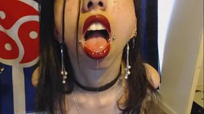 Goth avec rouge à lèvres : crachat, salive et fétichisme