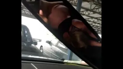 Moglie bionda sexy viene scopata da uno sconosciuto in macchina